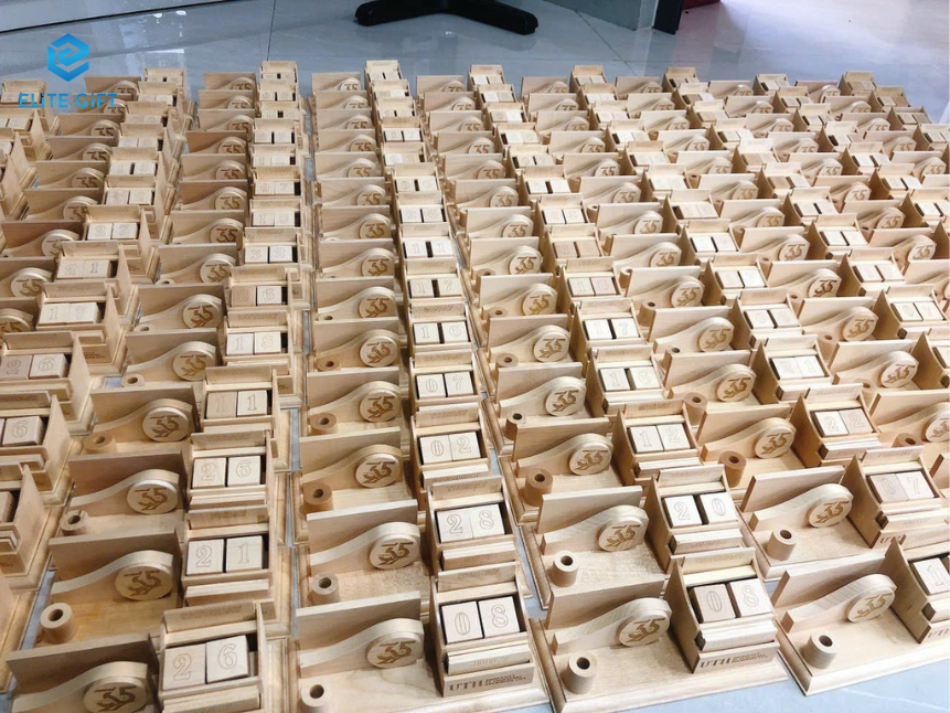 LỊCH GỖ ĐỂ BÀN